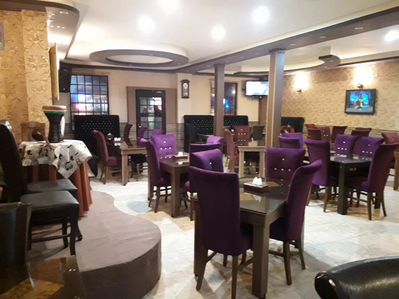 محیط رستوران واحدی