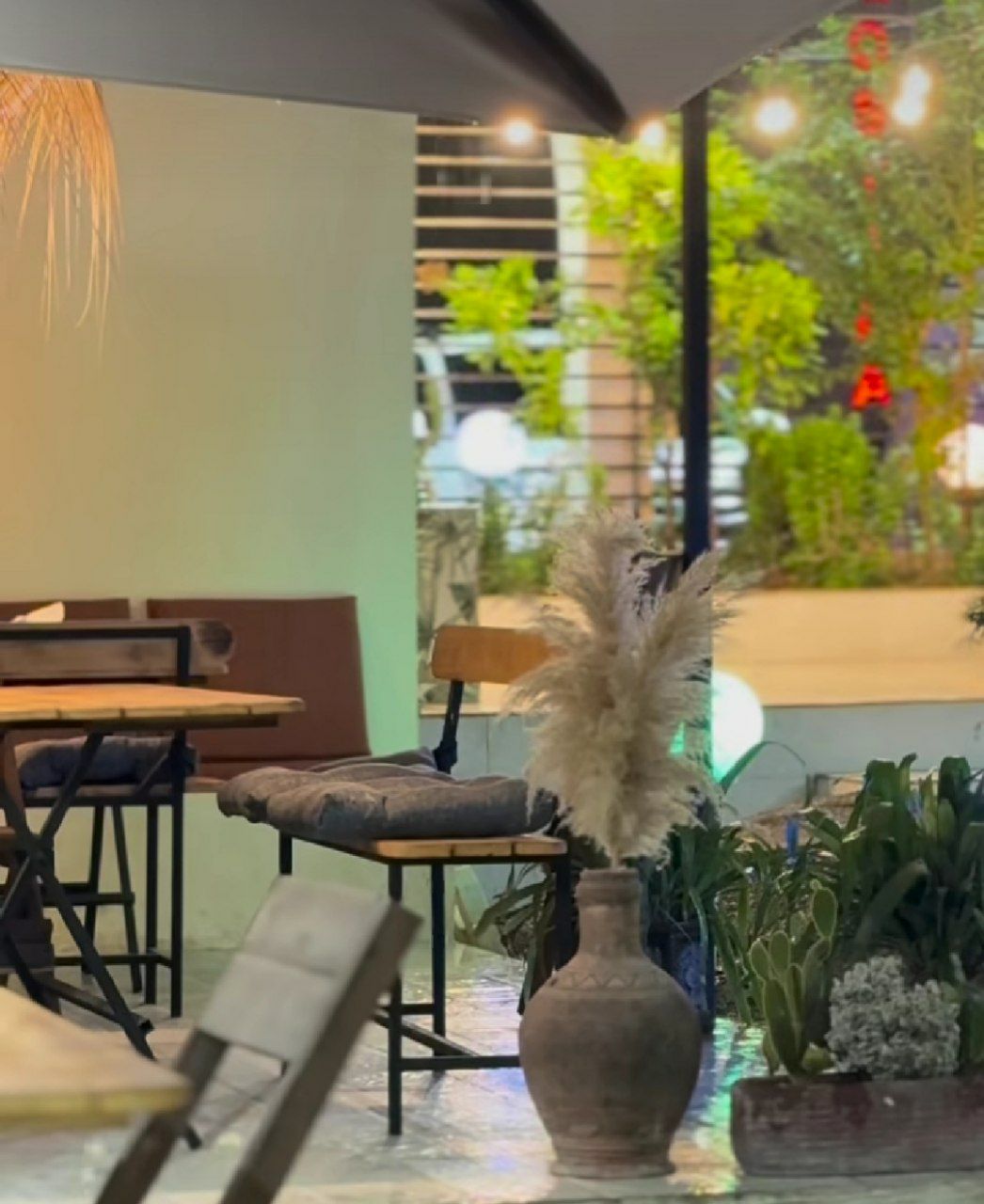 محیط کافه نادری رشت