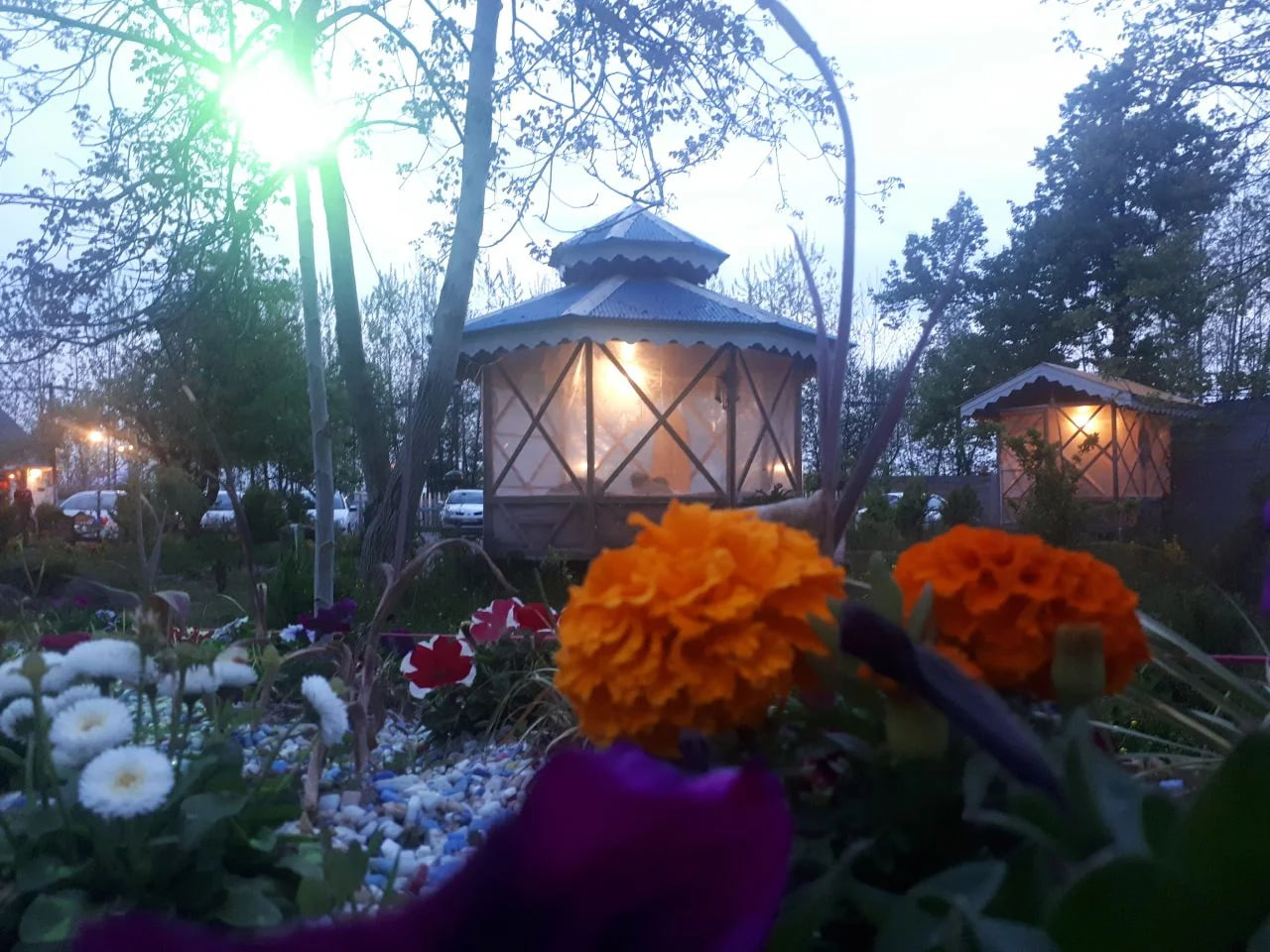 فضای باغ رستوران سفیر