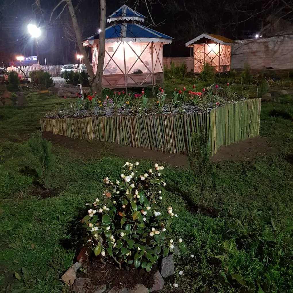 محیط باغ رستوران سفیر 1