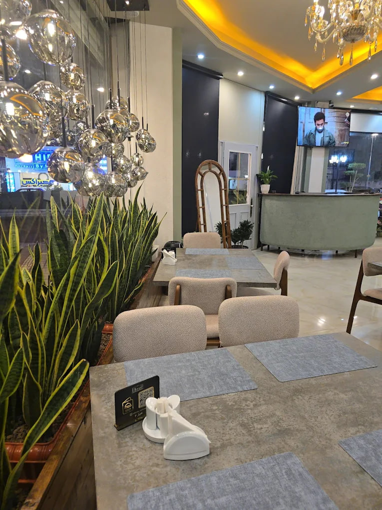 محیط رستوران النزه