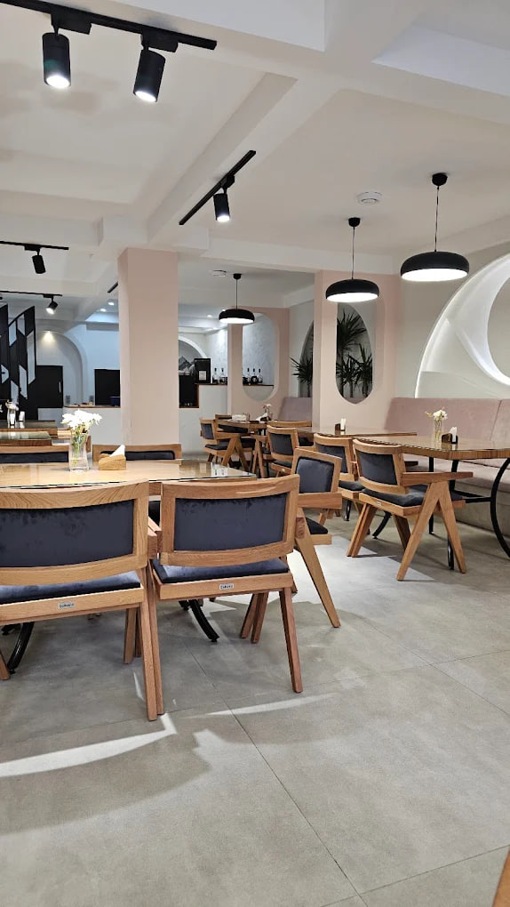 محیط کافه نان کیک مهربان 1