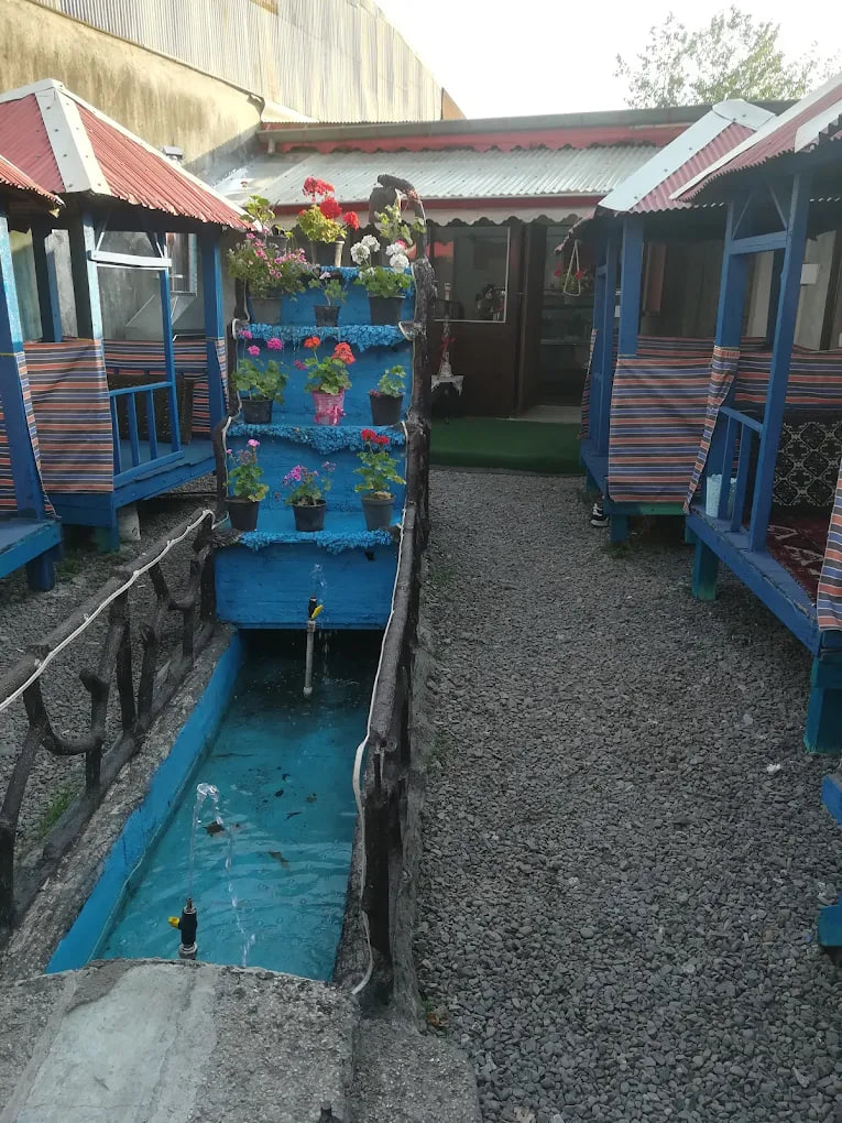 محیط کافه سنتی شمعدونی