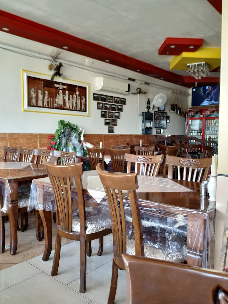 محیط رستوران قصر شمس