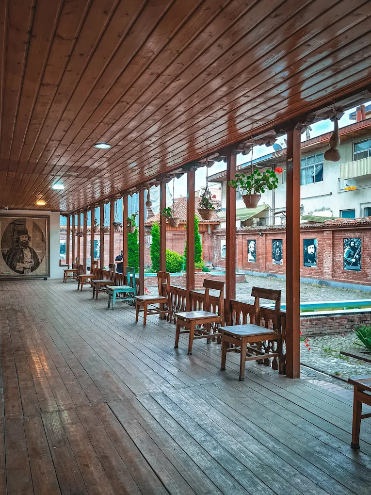 محیط خانه میرزا کوچک خان رشت 1