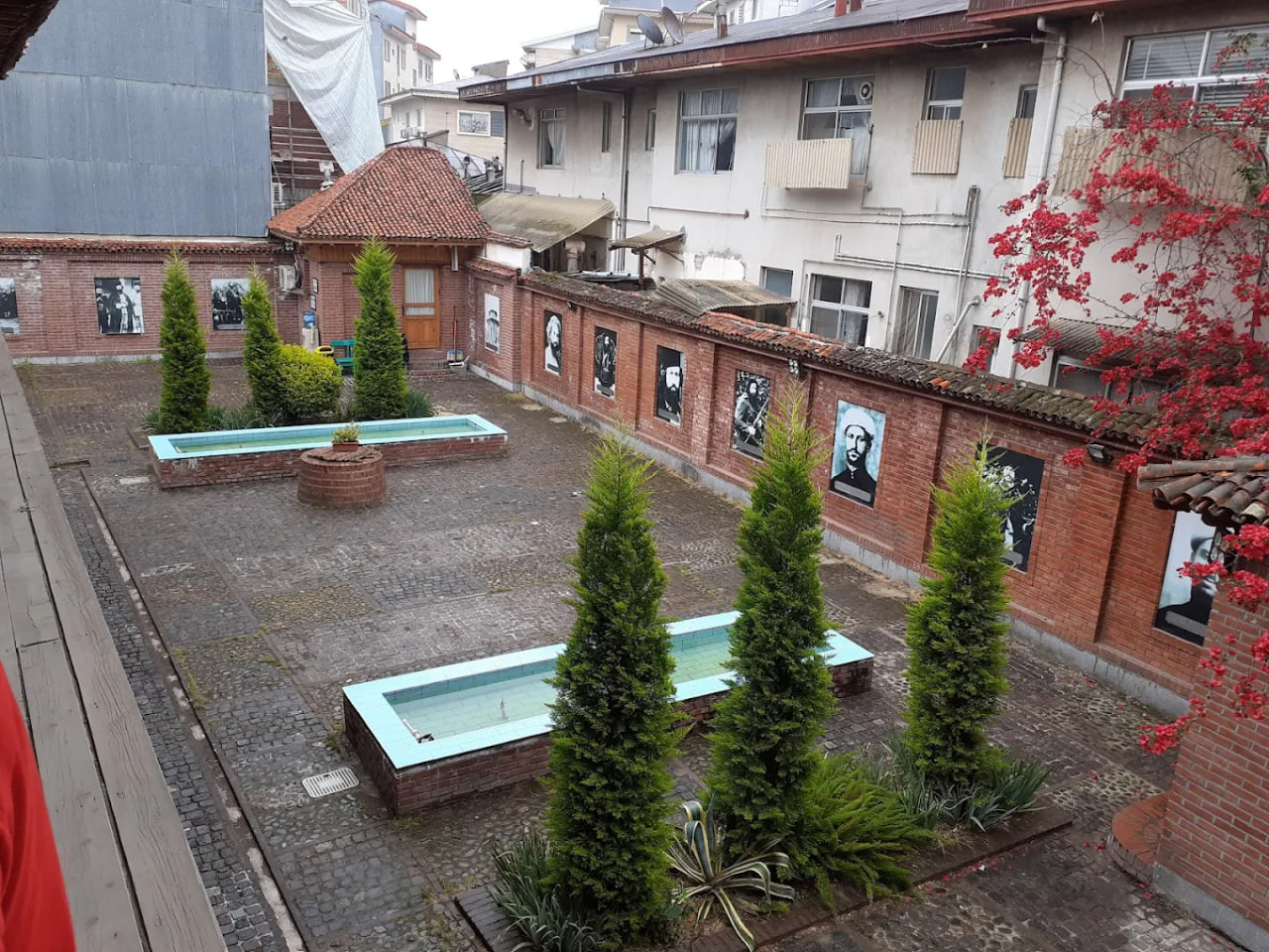 محیط خانه میرزا کوچک خان رشت 2